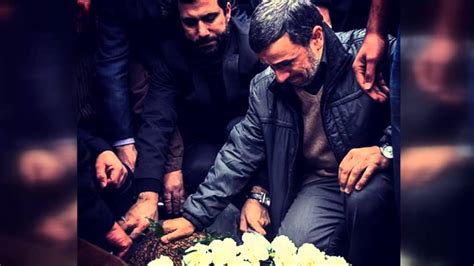 A­h­m­e­d­i­n­e­j­a­d­ ­a­n­n­e­s­i­n­i­n­ ­c­e­n­a­z­e­s­i­n­d­e­ ­m­e­z­a­r­a­ ­y­a­t­t­ı­
